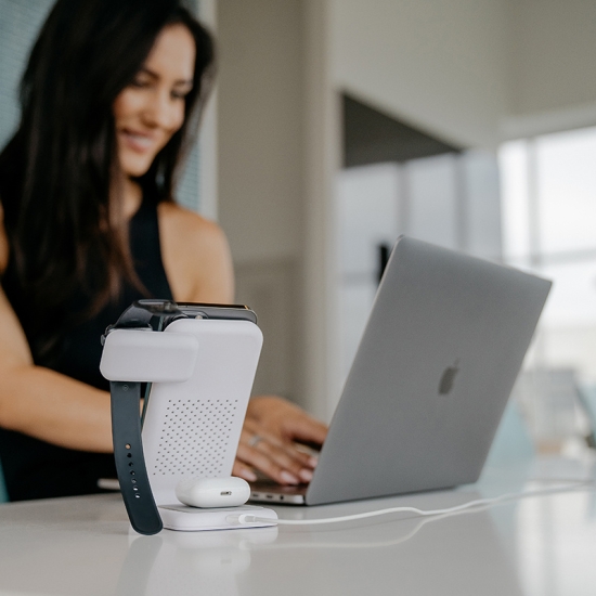 Ładowarka bezprzewodowa STM ChargeTree Swing 3w1 do Apple iPhone, AirPods i Watch (biały)